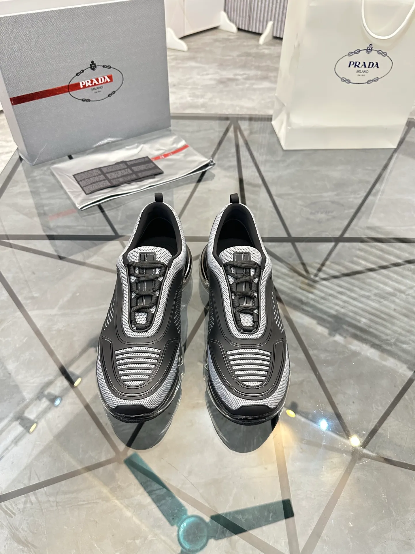 Men's shoes for sale 💰: 💰P660¥ High-end top quality Product trademark: Prada *"Prada*" low-top casual shoes Regular size: 38-45 (can be customized to 46) Product materials: Upper imported from the counter original material, breathable lining, cowhide foot pads, original air cushion outsole. No.: 001